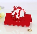 Marque-place de mariage rouge découpé au laser avec scène de demande en mariage romantique - Rouge Perlé