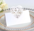 Détail du marque-place coeur découpé au laser en papier perlé blanc sur assiette - Blanc