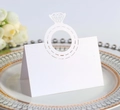 Marque-place blanc découpé au laser avec bague en diamant sur une assiette de mariage chic - Blanc