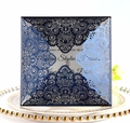 Lasergeschnittene Hochzeitskarten in Marine und Hellblau auf weißem Dekoteller im Detail - Magieblau