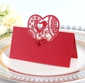 Élégante carte de table rouge découpée au laser avec motifs de cœur et dentelle de mariage - Rouge Perlé