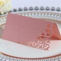 Élégante carte de table mariage rose découpée au laser avec motif floral sur assiette - Rose