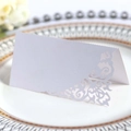 Élégante carte de table de mariage découpée au laser en papier nacré lavande pâle - Blanc