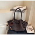 Detalle de bolso tote vintage de ante con pompón y cuentas decorativas en asiento oscuro - Color Café (Con Colgante)