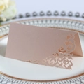 Élégant marque-place rose découpé au laser avec motifs floraux sur papier perlé chic - Perle de Jade