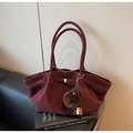 Detalle de bolso tote de ante burdeos con hebilla metálica y colgante de pompón suave - Vino Tinto (Con Colgante)