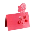 Elegante lasergeschnittene Hochzeitstischkarte aus rotem Glitzerpapier mit 3D-Blume - Perlrot