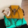 Mochila pequeña de ante amarillo con ribete de cuero marrón y un tierno colgante de conejo - Marrón Amarillento Con Colgante