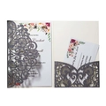 Détail de l'invitation découpée au laser argentée avec carte florale et carte RSVP - Argent Charbon Pailleté