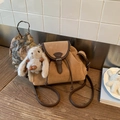 Mochila mini chic de ante sintético camello con colgante de conejo y correas marrones - Caqui con Colgante