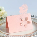 Marque-place de mariage rose découpé au laser avec motif floral et fleur en papier - Rose