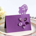 Élégante carte de table violette découpée au laser avec fleur 3D et une silhouette - Violet foncé