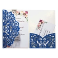 Detail der dunkelblauen Laserschnitt-Hochzeitseinladung mit floraler Karte und RSVP - Glitzer Königsblau
