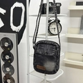 Borsa a tracolla vintage in denim grigio scuro lavato con toppa in pelle e patta esterna - Nero