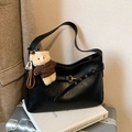 Borsa tote nera minimalista in ecopelle con un simpatico ciondolo a forma di orsetto - Con Ciondolo / Nero