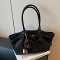 Bolso tote vintage grande en ante negro con pompón de felpa y cuentas de madera - Negro (Con Colgante)