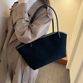 Minimalistische schwarze Wildleder-Einkaufstasche mit Lederbesatz am Modell gezeigt - Schwarz