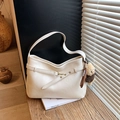 Elegante borsa a spalla in pelle beige con fibbia decorativa e ciondolo a orsetto - Con Ciondolo / Bianco