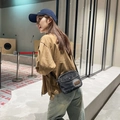 Vintage dunkelgraue Umhängetasche aus gewaschenem Denim im Retro-Industrie-Stil - Schwarz
