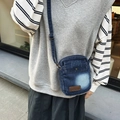 Piccola borsa a tracolla verticale in denim blu scuro con lavaggio vintage e cinturino - Blu scuro