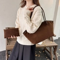 Dunkelbraune Wildleder-Tragetasche mit passendem Beutel im herbstlichen Outfit - Braun