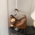 Borsa a spalla in pelle marrone scuro con fibbia regolabile e ciondolo a forma di orsetto - Con Ciondolo / Marrone