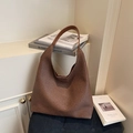 Braune große Hobo-Tasche aus geflochtenem Leder mit minimalistischem integriertem Schultergurt - Braun