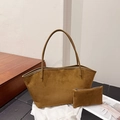 Braunes Set aus Wildleder-Shopper und passender Innentasche auf Stoffhintergrund - Braun
