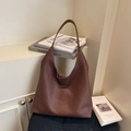 Braune gewebte Shopper-Tasche aus Leder mit minimalistischem Design und viel Platz - Kaffeebraun