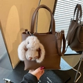 Borsa a secchiello marrone scuro in pelle PU con ciondolo a forma di coniglio di peluche - Caffè con Ciondolo