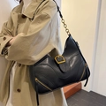 Schicke schwarze Handtasche mit großer goldener Schnalle, Fransen-Zippern und Kettenriemen - Schwarz