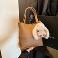 Borsa a secchiello in pelle marrone con doppi manici e ciondolo a coniglio in peluche - Marrone con ciondolo