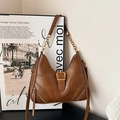 Braune Hobo-Tasche aus Leder mit goldener Schnalle und Kettenschultergurt - Braun