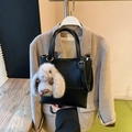 Borsa a secchiello in pelle nera a grana con ciondolo a coniglietto e fibbie d'oro - Nero con ciondolo