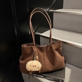 Donkerbruine suède tote bag met pluche hanger en slanke leren handvaten - Koffie met Hanger