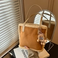 Borsa tote in pelle scamosciata marrone con bordo in peluche e ciondolo koala - Marrone (Con Pendaglio)