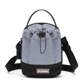 Detail van grijs en zwarte nylon crossbodytas met trekkoordsluiting en modieus label - Lichtblauw