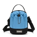 Detail van blauwe nylon crossbodytas met trekkoordsluiting en modieus label - Blauw