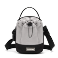 Detail van de grijze outdoor crossbodytas met trekkoordsluiting en modelabel - Lichtgrijs