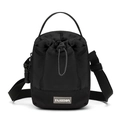 Detail van zwarte nylon bucket bag met trekkoord, verstelbare riem en mode-etiket - Zwart