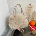 Elegante borsa a mano beige in pelliccia sintetica con perle e tracolla rimovibile - Bianco avorio