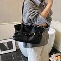 Klassische Vintage-Einkaufstasche aus schwarzem Leder mit goldener Schnalle und Gurt - Schwarz