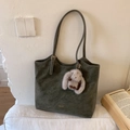 Détail du cabas vintage en cuir vert olive avec logo doré et charm lapin en peluche - Vert (avec pendentif)