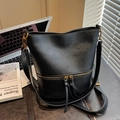 Schwarze Retro-Eimertasche aus hochwertigem PU-Leder mit Fransen und Gold-Details - Schwarz