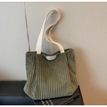 Detalle del bolso tote de pana verde con textura de rayas y asas en color crema suave - Verde