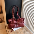 Retro dunkelrote PU-Schultertasche mit Faltenöffnung und Details aus Metallschnallen - Burgunderrot