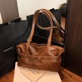 Braune Retro-Tragetasche aus Leder mit Schultergurten und Metallschallen im Vintage-Stil - Braun