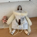 Dettaglio dello zaino in tela con orecchie di peluche, texture marmo e fibbia in pelle - Bianco
