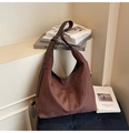 Detailaufnahme des verstellbaren Schultergurts und der matten Wildlederstruktur der Tasche - Braun