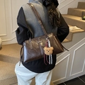 Borsa tote marrone scuro in ecopelle con ciondolo a orsetto e tracolla sottile - Caffè con Ciondolo